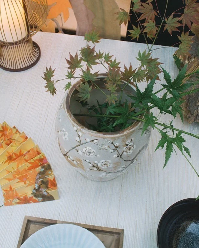 Entre o fim do ver&atilde;o e a espera do outono 🌿🍂 
&bull;
&bull;
&bull;
&bull;
&bull;
#savoirfaire
#antiquedecor
#antiques
#japaneseinspiration
#ceramics
#artdelatable