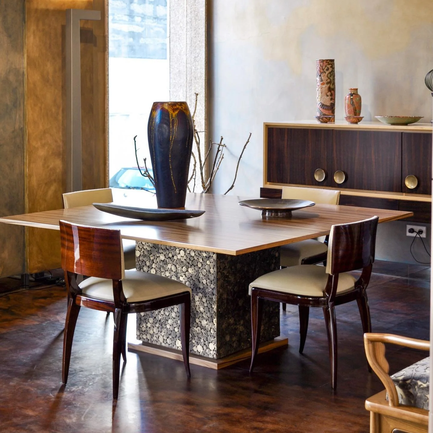 Dining area detail.
.
.
.

#interior #homedecor #homedesign #interiors #furniture #interiorstyling #interiordesigner #homestyling #interiorinspiration #contemporaryinteriors #interiordesign #design #contemporaryart #luxuryinteriors #contemporarydesig