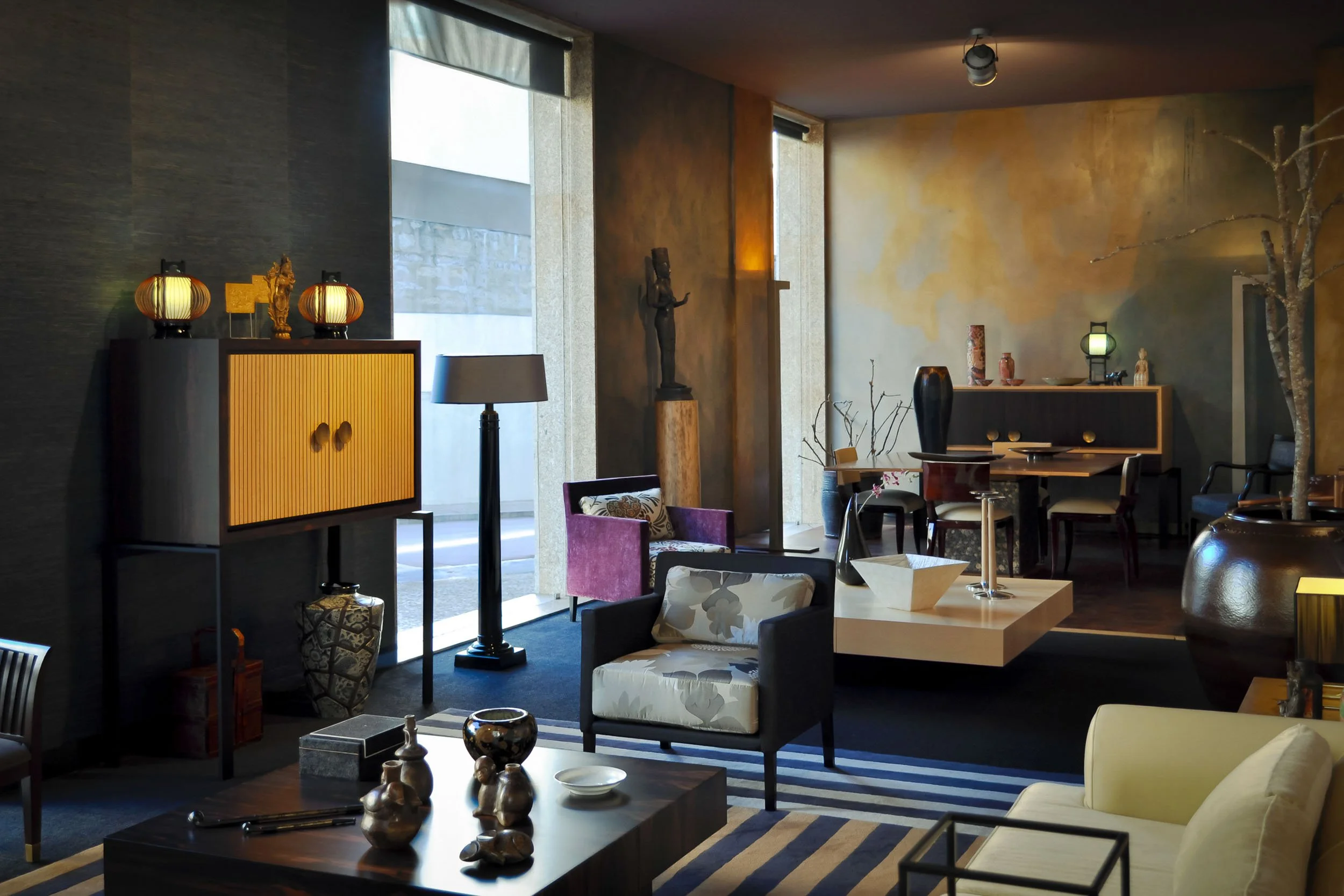 Área de estar luxuosa do estúdio de design de interiores de José António Andrade, Porto, Portugal — com mobiliário de autor, arte e objetos decorativos seleccionados, revestimentos de parede curados e paredes pintadas à mão.