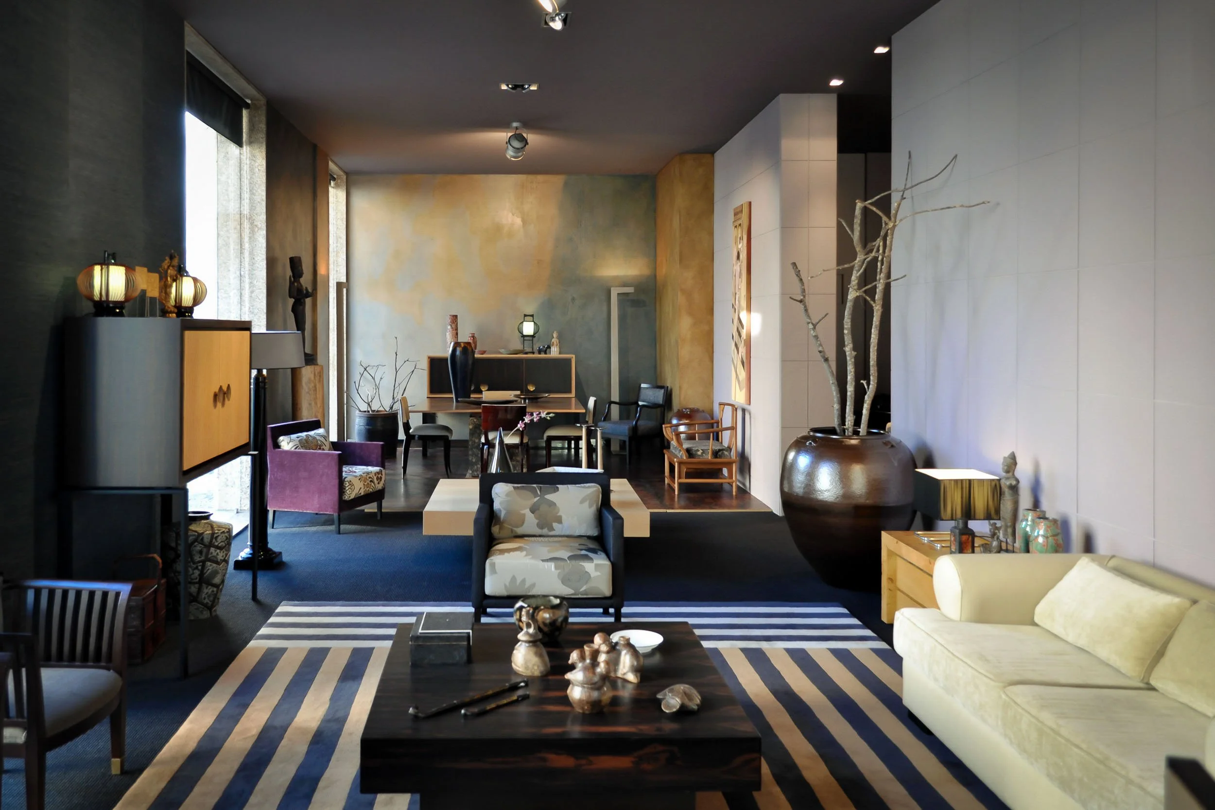 Interior do showroom de José António Andrade, Porto, Portugal — design contemporâneo e eclético que combina mobiliário moderno, riqueza de texturas e decoração cuidadosamente selecionada.