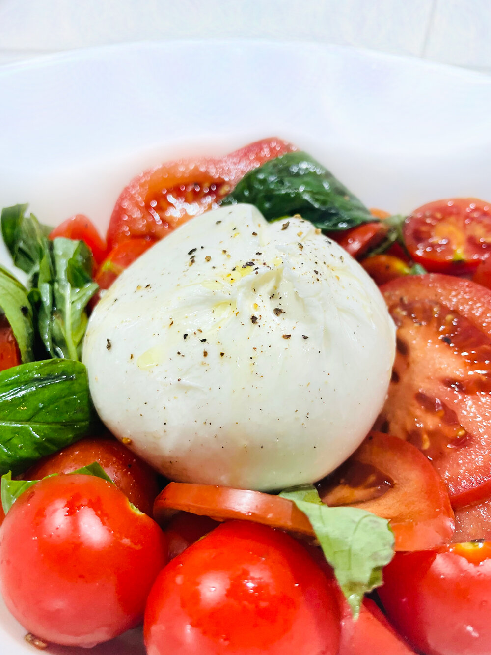 tomato basil burrata salad