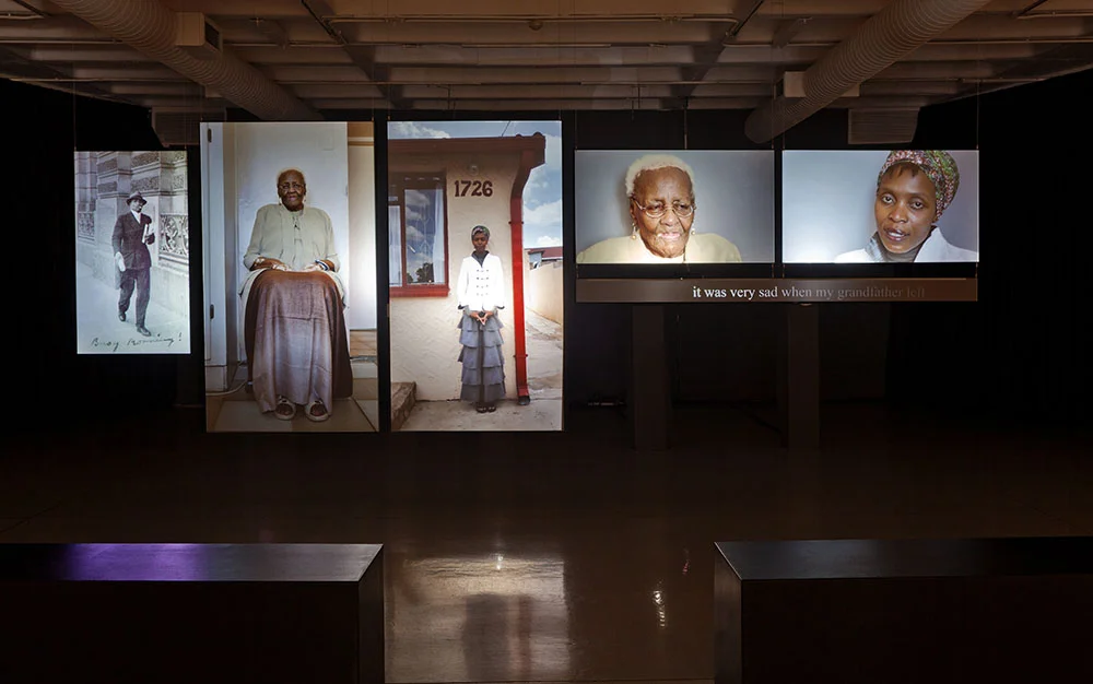 © Sue Williamson, There’s something I must tell you, 2013 (installation view) / Courtesy Axis Gallery