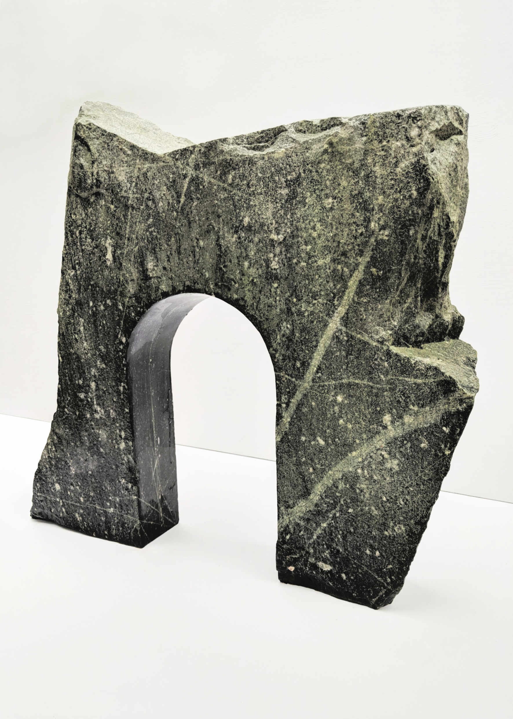   Portal , 2016, Granite (Courtesy the artist and LAUNCH F18) 