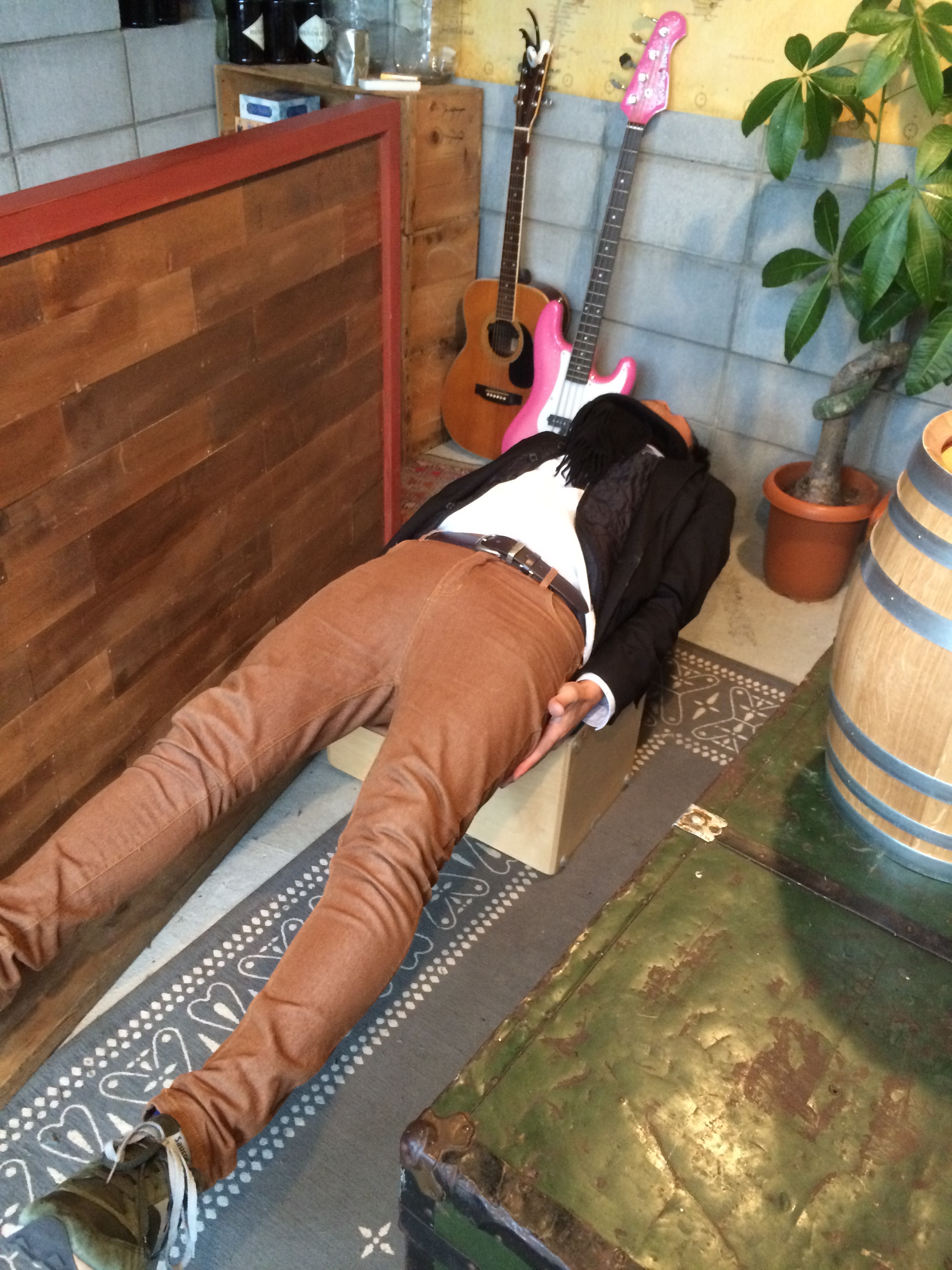 一見、下で支えてくれるように見えますが…