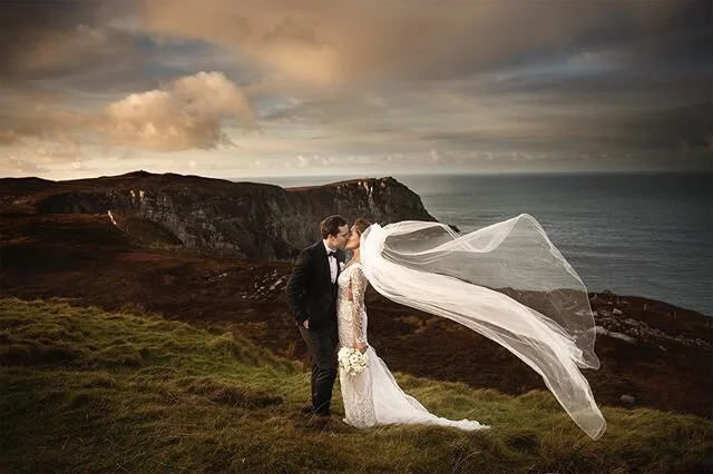 We went out to horn head in Dunfanaghy for these twos wedding photos and, although it was cold, it was some of the best conditions I&rsquo;ve ever seen for wedding photos! @mnighallchoir @markforker88 #MeetTheForkers