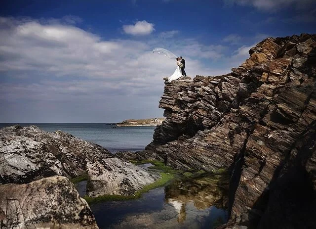 Would you stand on the edge of a cliff on your wedding day for an epic photo like this?!
@nicole_sharkey_ and @joesg60 had no fear of heights anyway!
