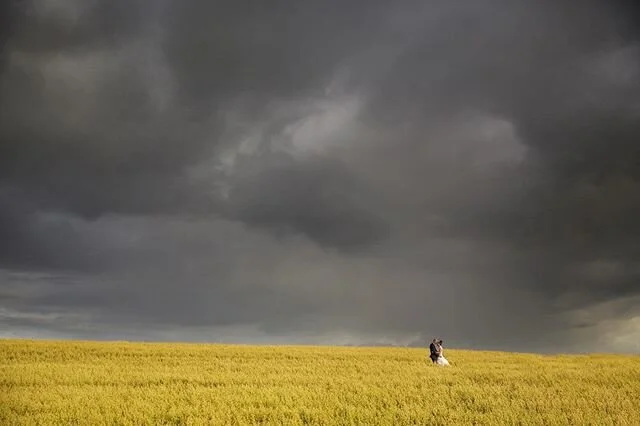 Laura &amp; Christopher just before the rain! 🌧 🌾 👰 🤵 📸