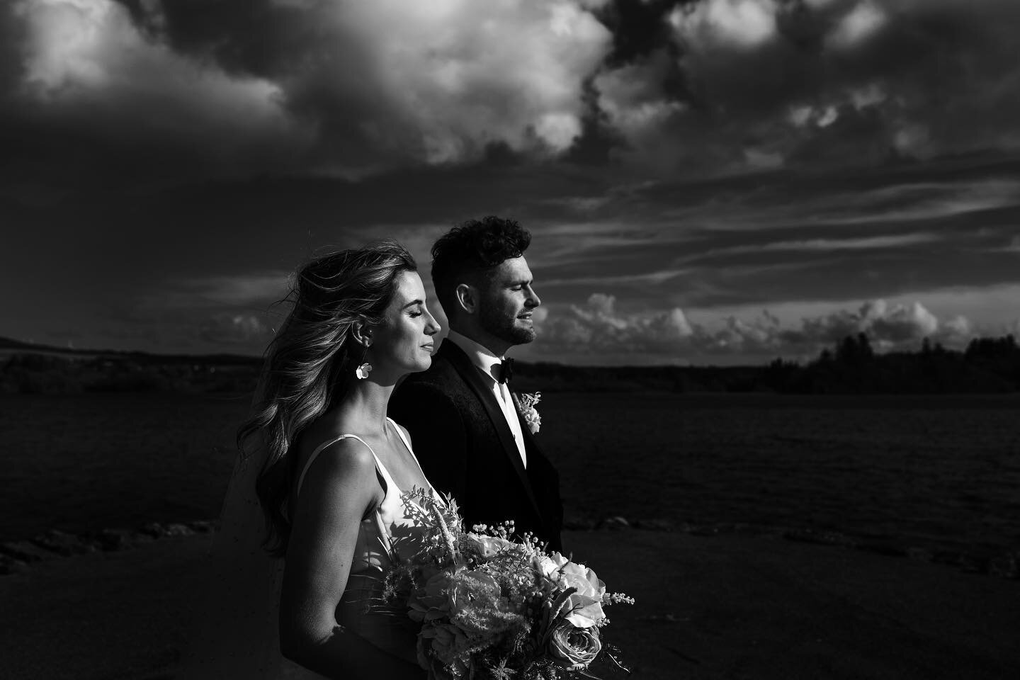 Did I mention that I love my job! 
So much fun shooting this wedding for Alanah and Michael last week in @harveyspoint. They danced all night with @redalertmusic and it was great to photograph! 
👰&zwj;♀️ @alanahmariah 🤵&zwj;♂️@mido.91 
💄 @kerrieja