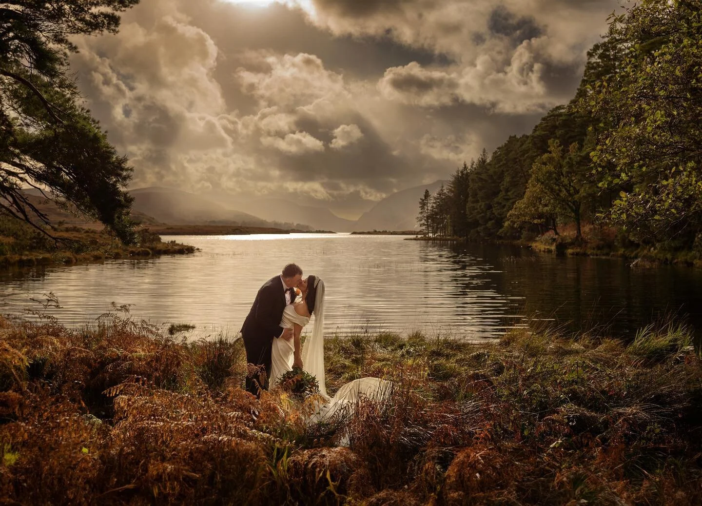 Autumn light in Donegal just hits different 🤌
@aishlingob1 @christopherbarrett4 
📍 @waterfront_hotel_dungloe 
💄 @aoibheannwalshmua 
🎵 @kellimcgrorymusic 
🎸 @redalertmusic 
#wedding #donegal #weddingphotography