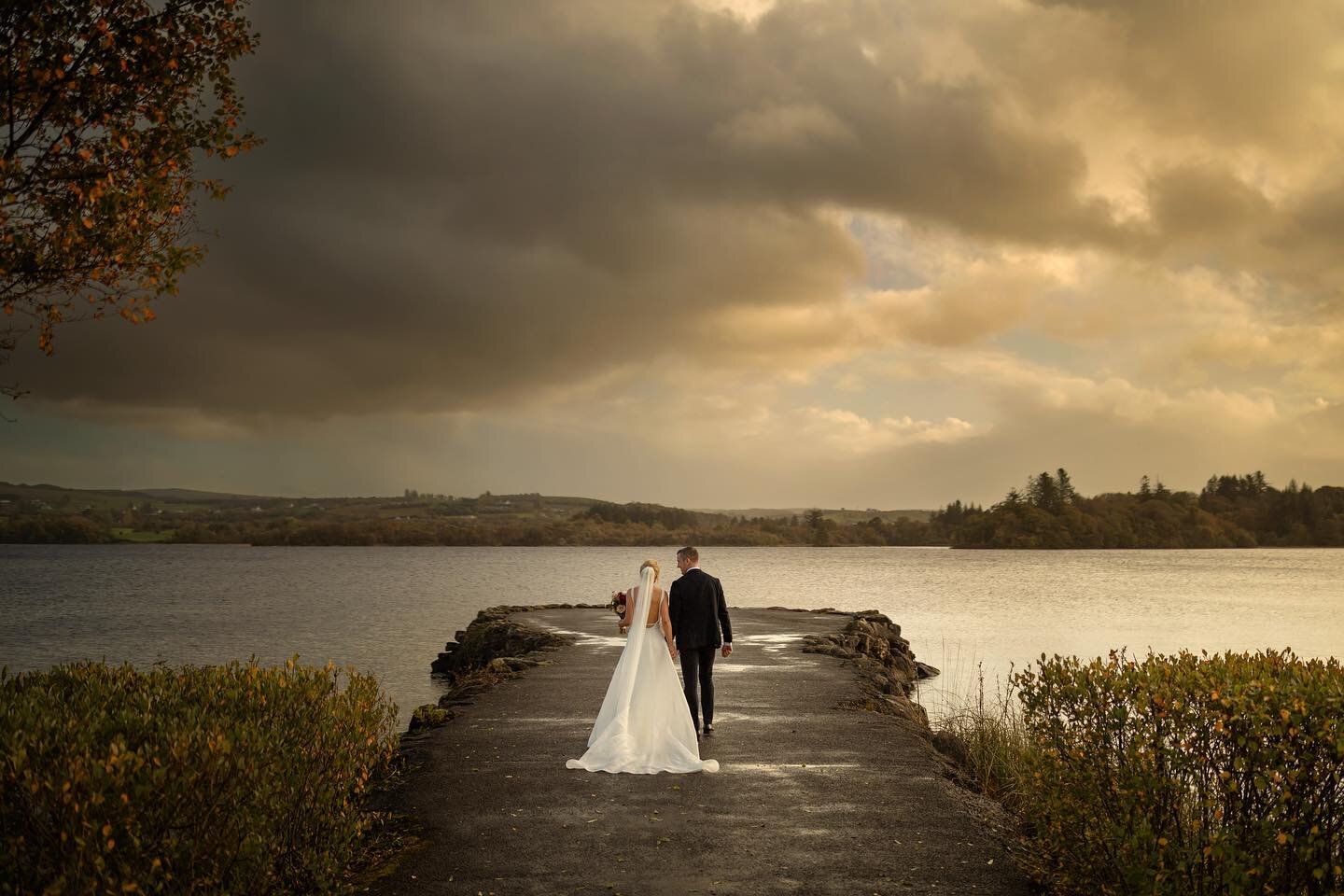 Sunsets and rainbows at Harvey&rsquo;s Point for the lovely @cara_jordan1 and @philipjordan7 

📍 @harveyspoint @donegalwedding 
💃 @teambride.ie 
💄 @shannon_dolan_hairdressing 
🌸 @nettles_petals 
🎸 @electriccircusweddings 
#Donegal #harveyspoint 
