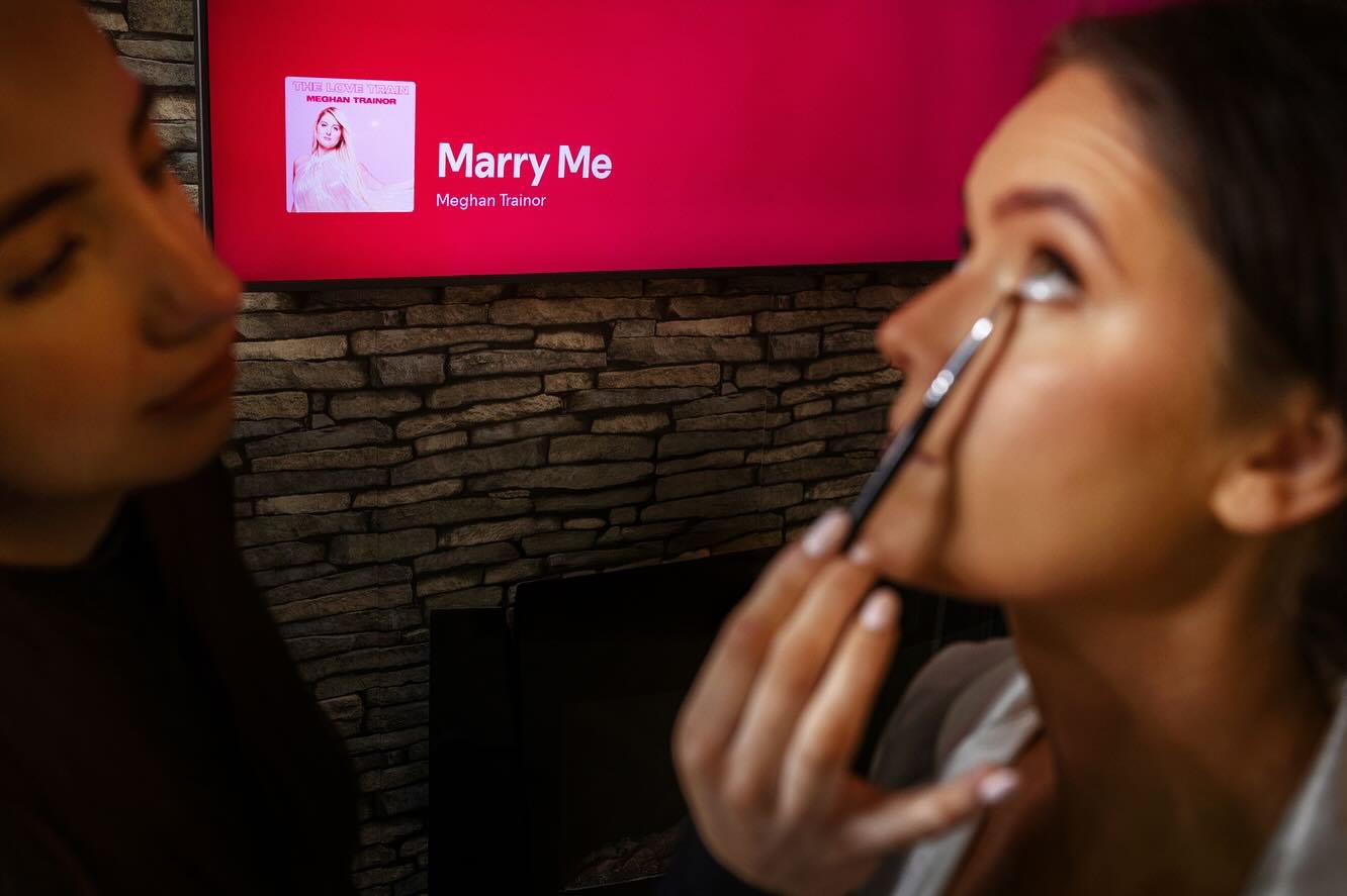 Amy and Gary&rsquo;s wedding was everything and more!

👰&zwj;♀️ @aroberts273 
🤵&zwj;♂️ @garyroberts99 
📍 @silvertassiehotel 
💄 @jadespillanemakeup 
💇&zwj;♀️ @chloemceleneyhair.code 
🌺 @letsfaceitcreation 
🎸 @thenooksmusic 
👗 @sewfabulousbyurs