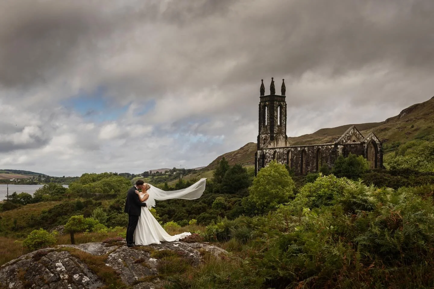 A rainy day in Creeslough never looked so good! 
@erinnidhubhchainn @sean_duffy94 

📍@anchuirtgweedorehotel 
👗 @pearlsandlacebb 
💄 @aoifeboylemakeupartist 
💇&zwj;♀️ @rebekahcoylehair 
🌺 @sassandhalo 
🌷 @idowowdecor 
👔 @mcelhinneys 

#wedding #
