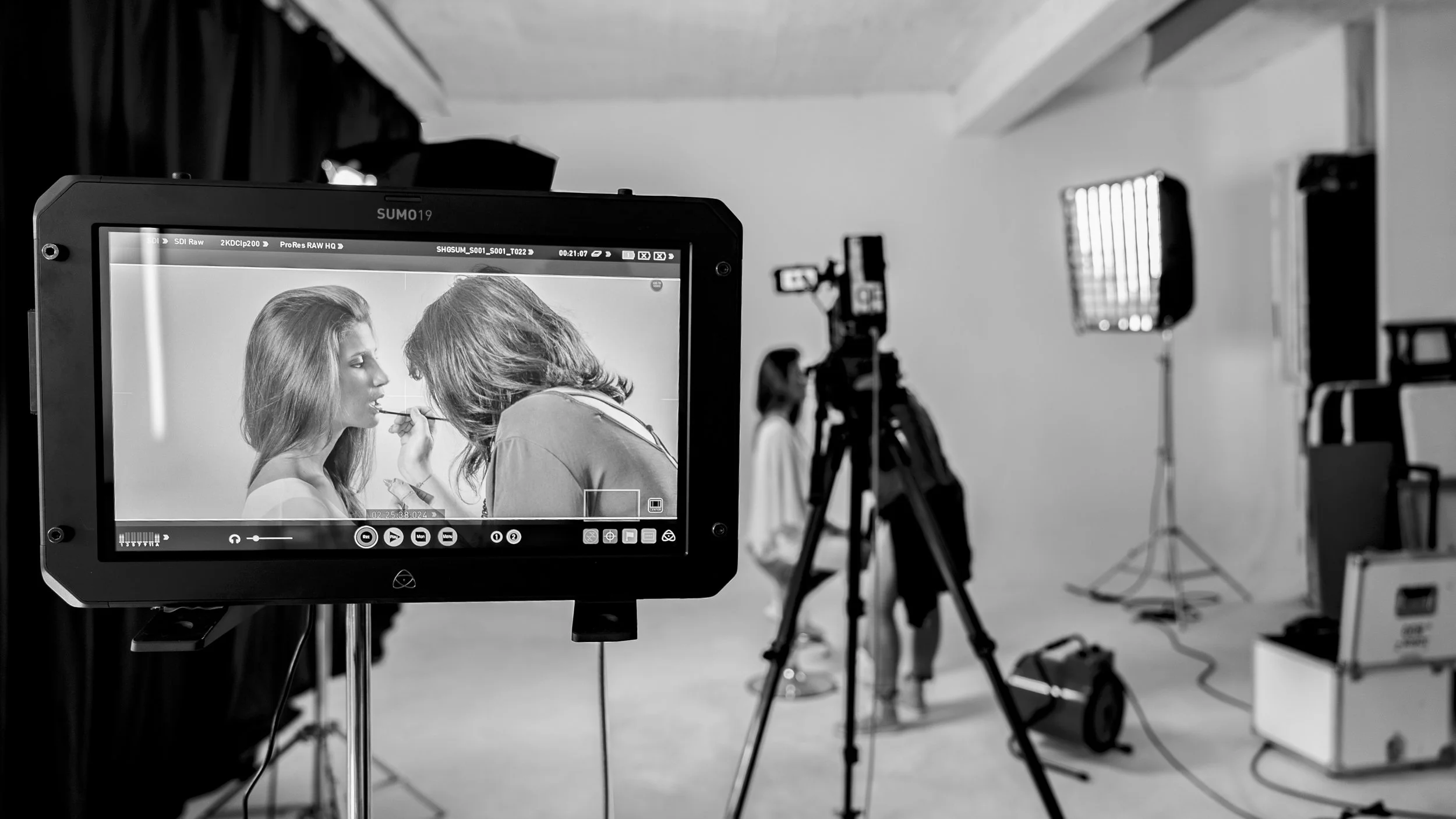 Tournage en studio du film produit Lipowheat : préparation du mannequin, moniteur de contrôle et lumière en place