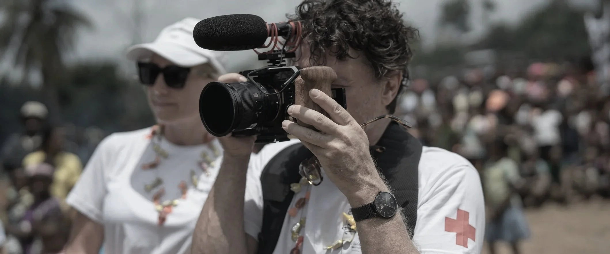 Texte alternatif : Tournage en forêt à Madagascar pendant la récolte de la vanille, film réalisé par Sylvain Hart pour l'ONG BNS Care