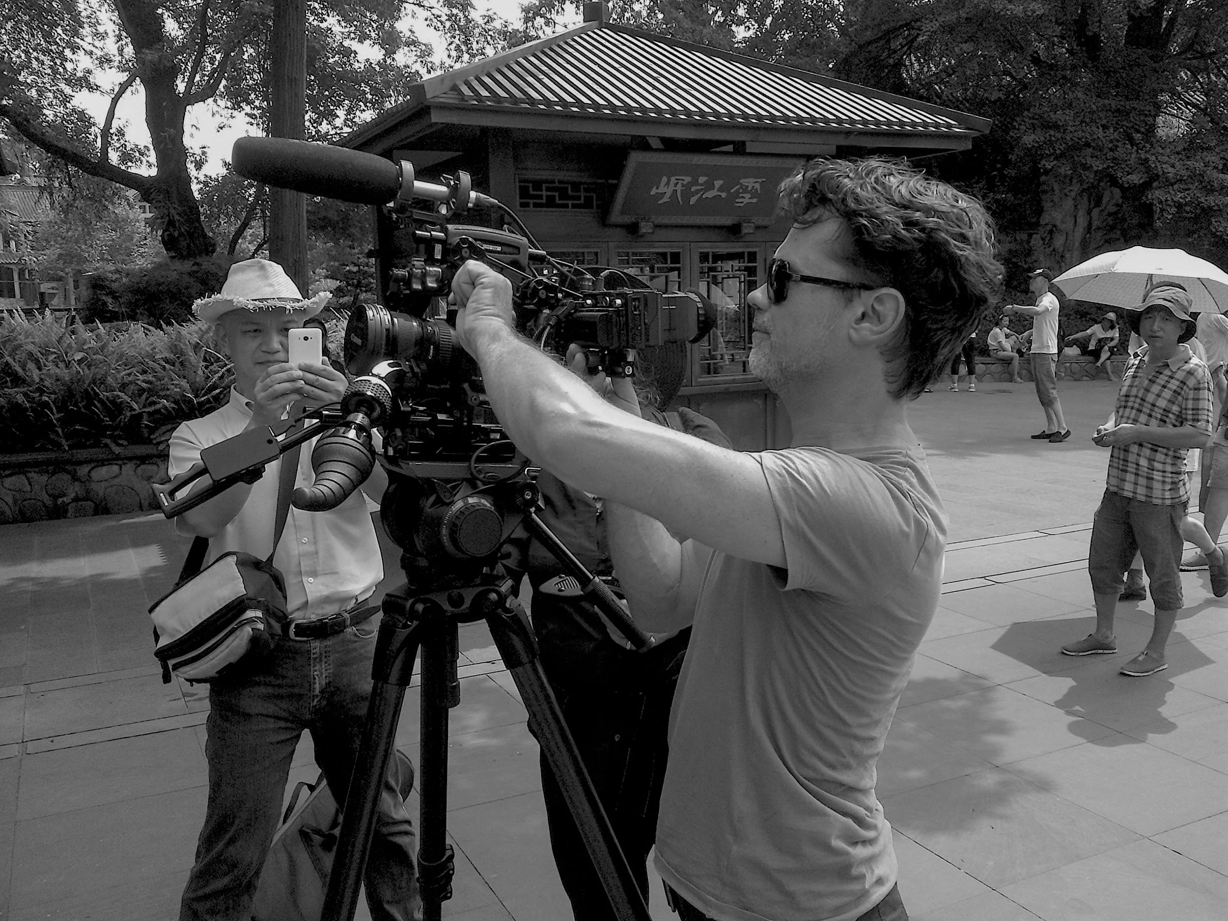 Sylvain Hart, réalisateur, règle sa caméra sur le site historique de Leshan, tournage de Touch of Poivre Sichuan pour Charabot