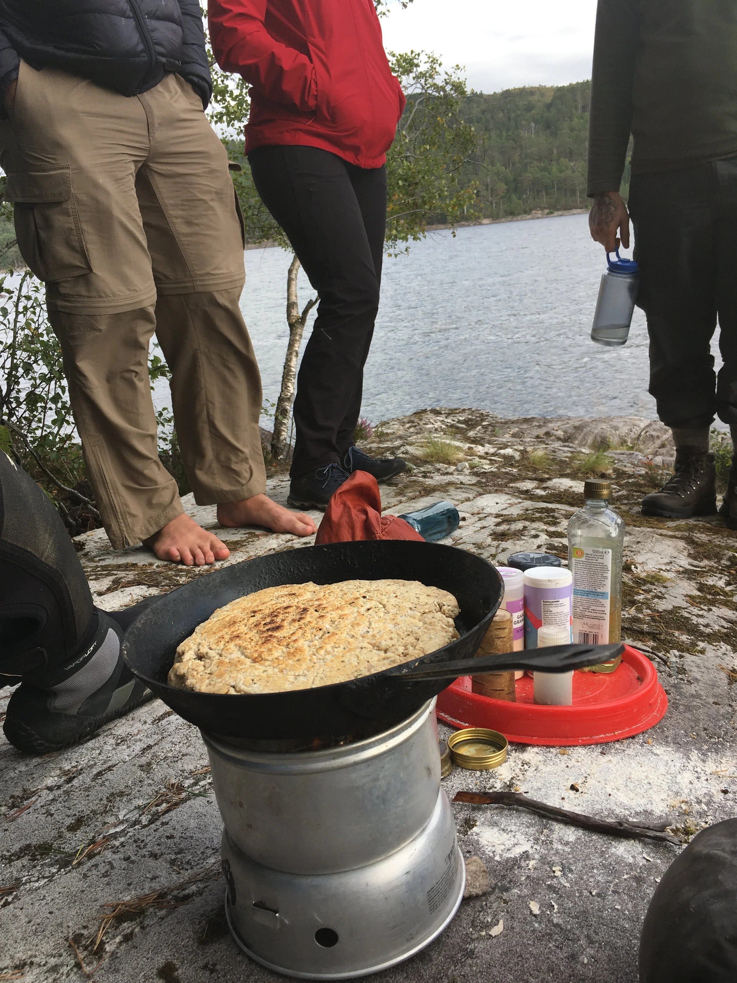 How to Make Fast Garlic Bread Outdoors — Howl Bushcraft