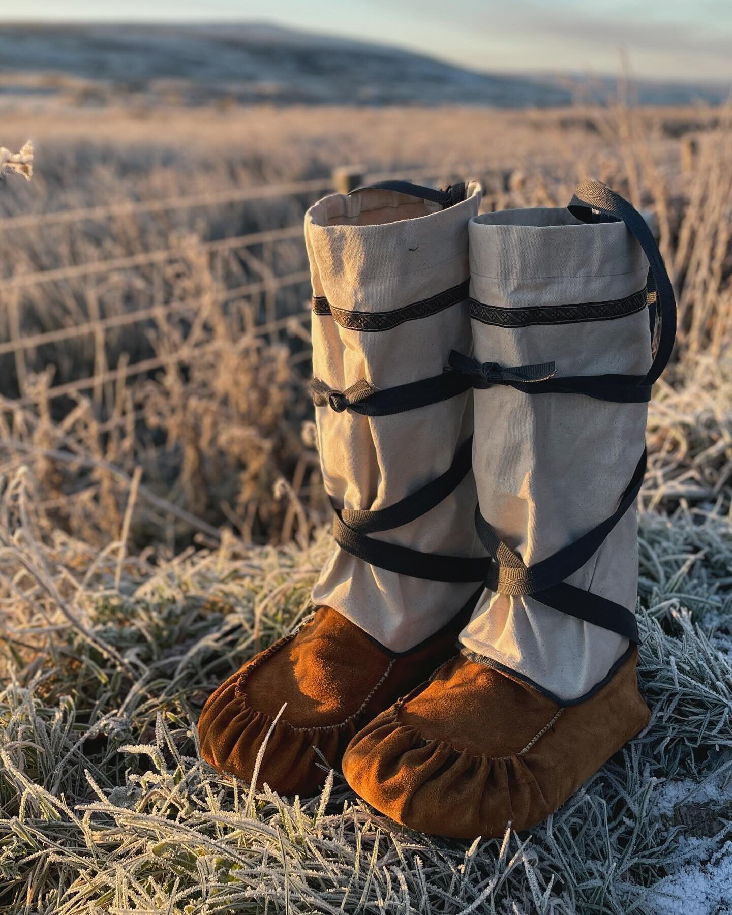 This January we&rsquo;re running a day course for you to learn how to make your very own pair of winter moccasins with a felt wool liner. Run in partnership with @a.woodsman from the Borealis Team, all the details are on howlbushcraft.com As the temp