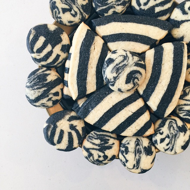 Check out these activated charcoal cookies by @leavenbakery! Everyone said they felt good after eating them 😋 #lacakeclub #handcraftandhart