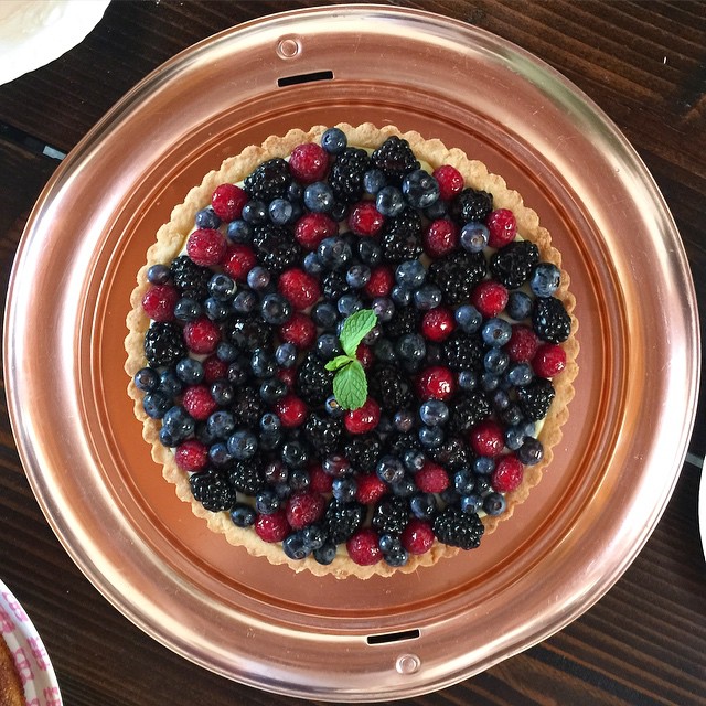 Mark your calendars, the next cake club will be on Sunday, June 7! I'll be sending out more info to our mailing list tomorrow, so make sure you're signed up if you're not! 
Gorgeous fruit tart by @itsthesmitts! #lacakeclub