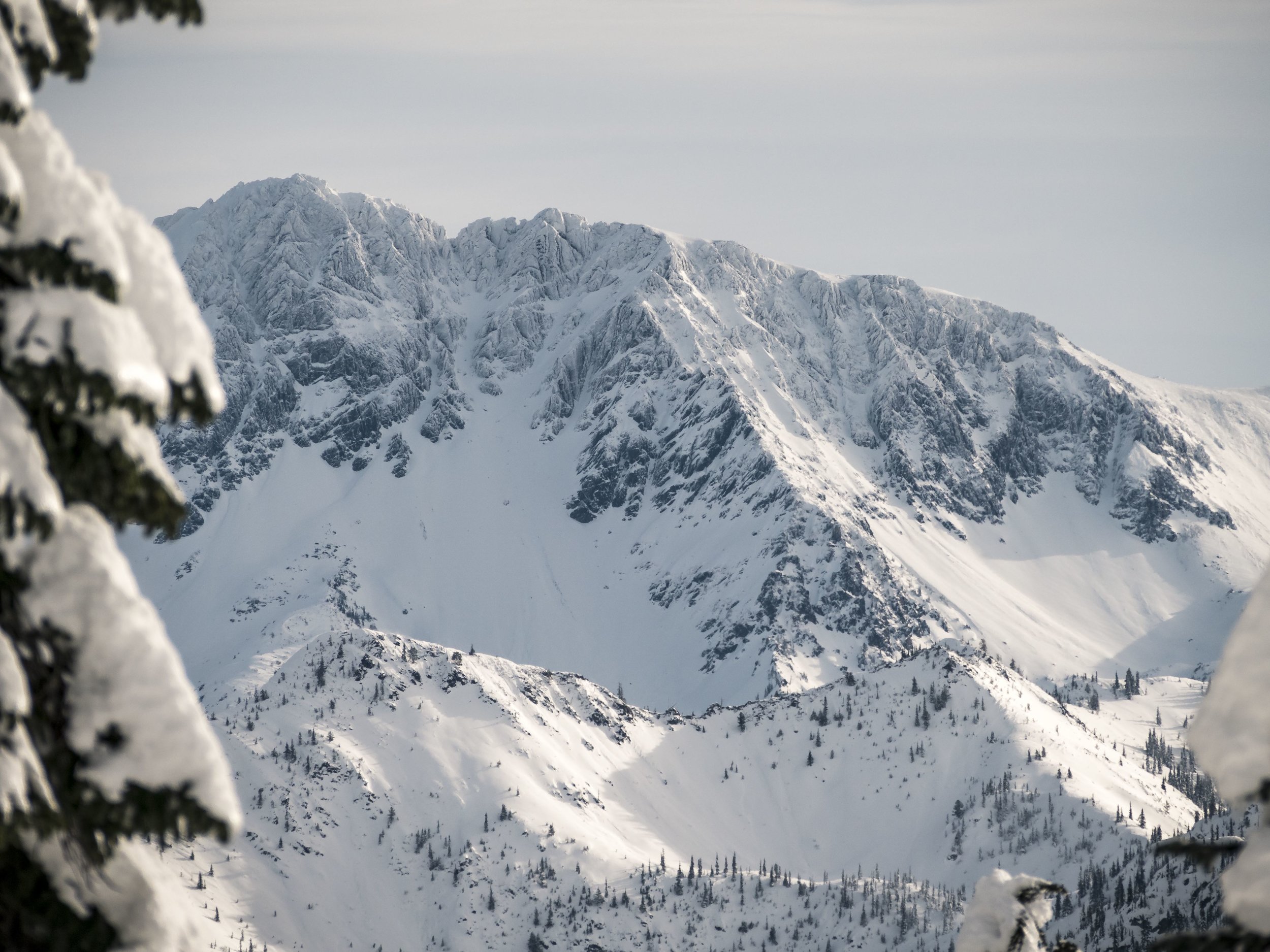 Sharp_Rocky_Cascade_Mountain_Range_Cliffs_Covered_in_Winter_Snow.jpg