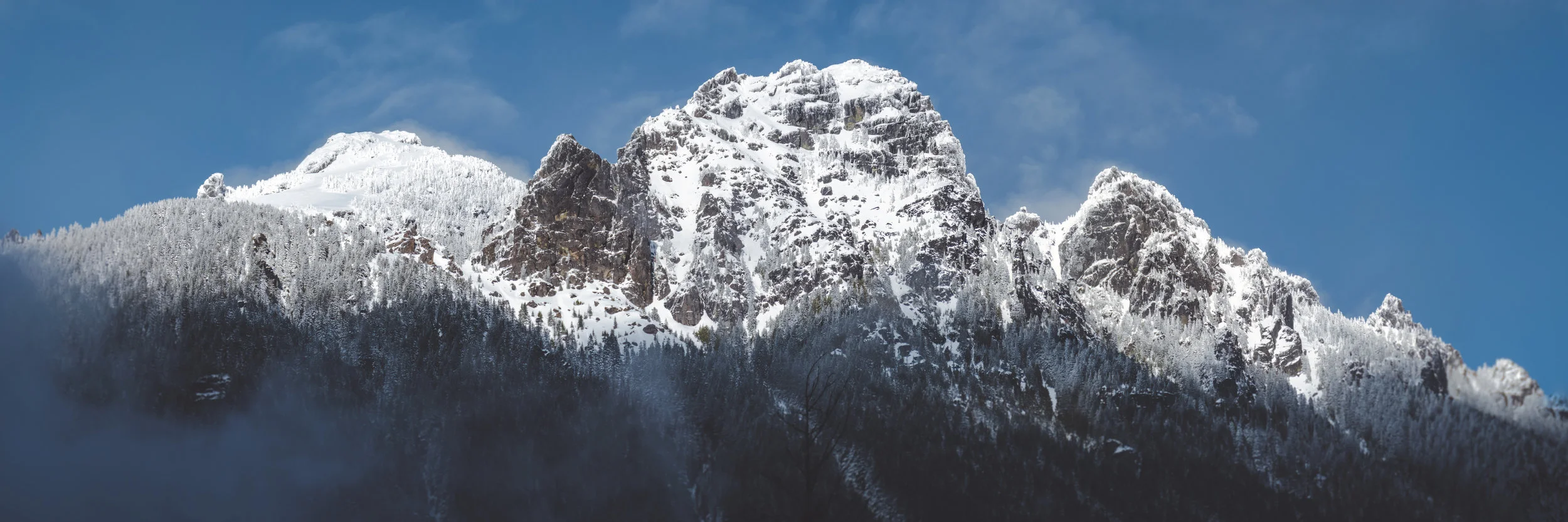 Snowy_Mountain_Cliffs_and_Blue_Sky_Panorama.jpg