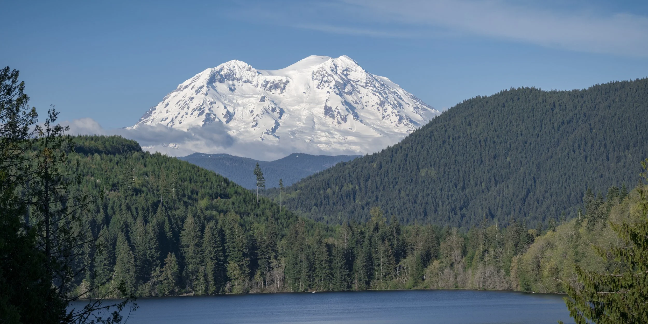 Mt_Rainier_Blue_Sky_by_Mineral_Lake.jpeg
