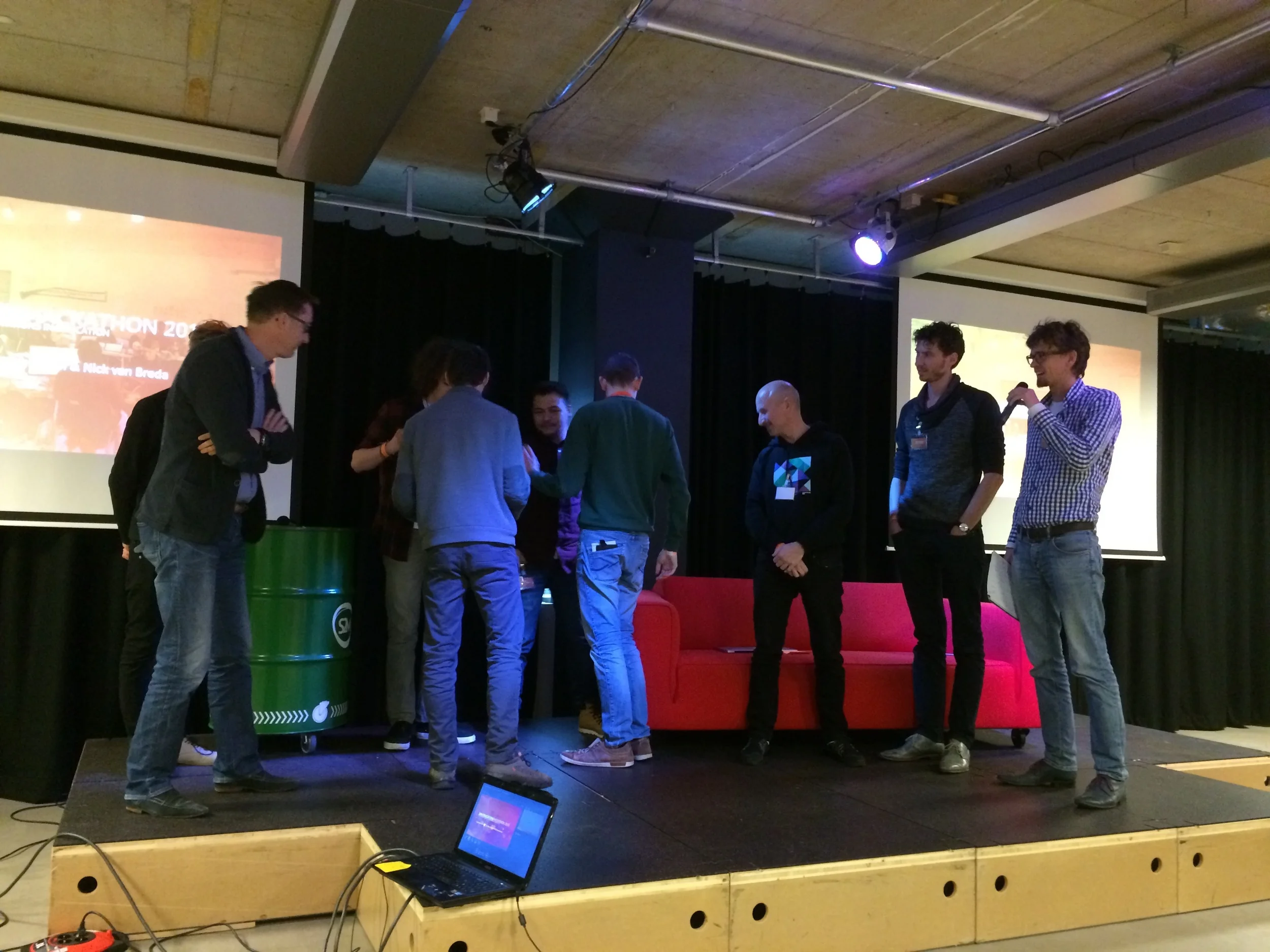 Het winnende team ontvangt haar prijs tijdens de Education Hackathon 2015 in Utrecht.
