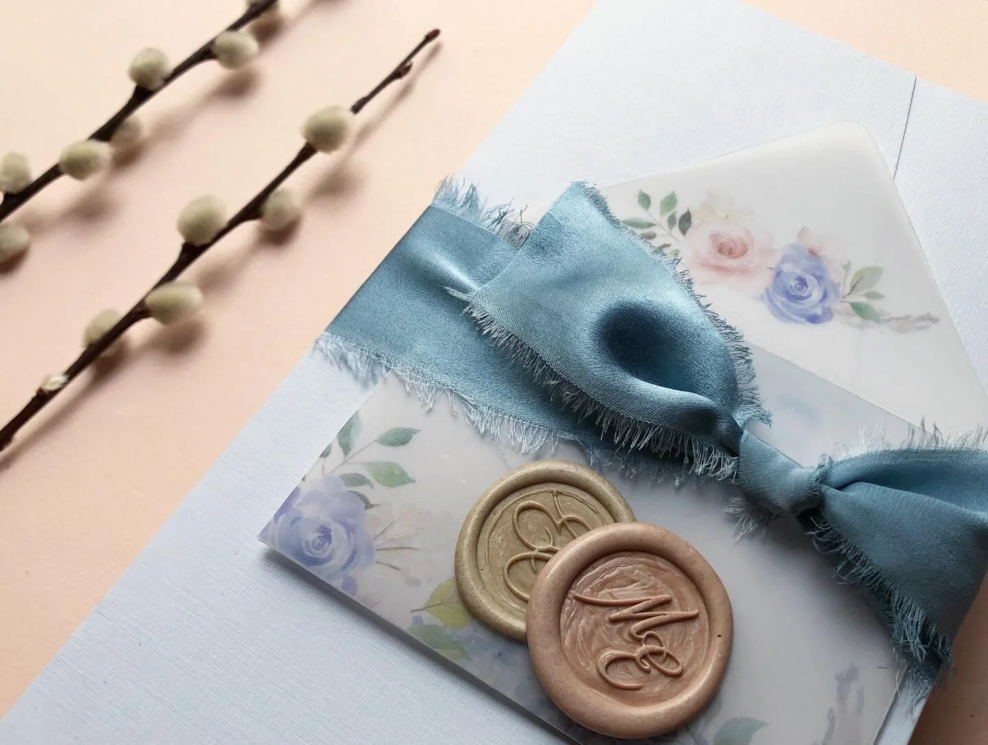 Invitaciones premium para bodas y eventos. Refinado diseño personalizado y serigrafía premium en elegantes cartulinas de lujo.
Sello de lacre, Grabado en relieve, Letterpress, Caligrafía artesanal