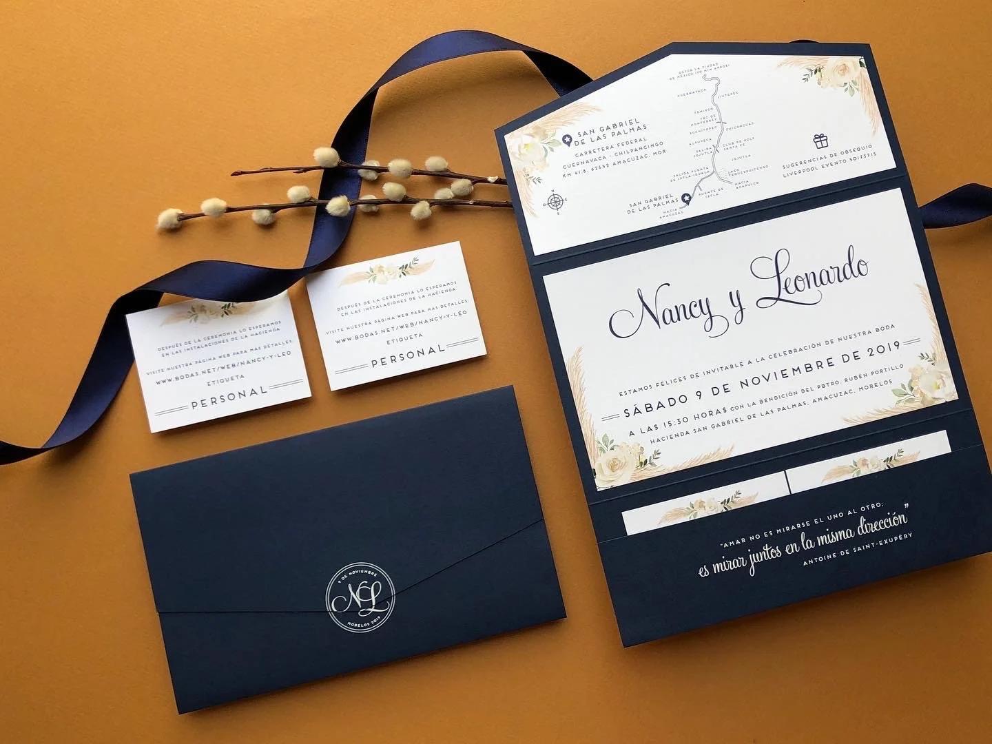 Invitaciones premium para bodas y eventos. Refinado diseño personalizado y serigrafía premium en elegantes cartulinas de lujo.
Sello de lacre, Grabado en relieve, Letterpress, Caligrafía artesanal