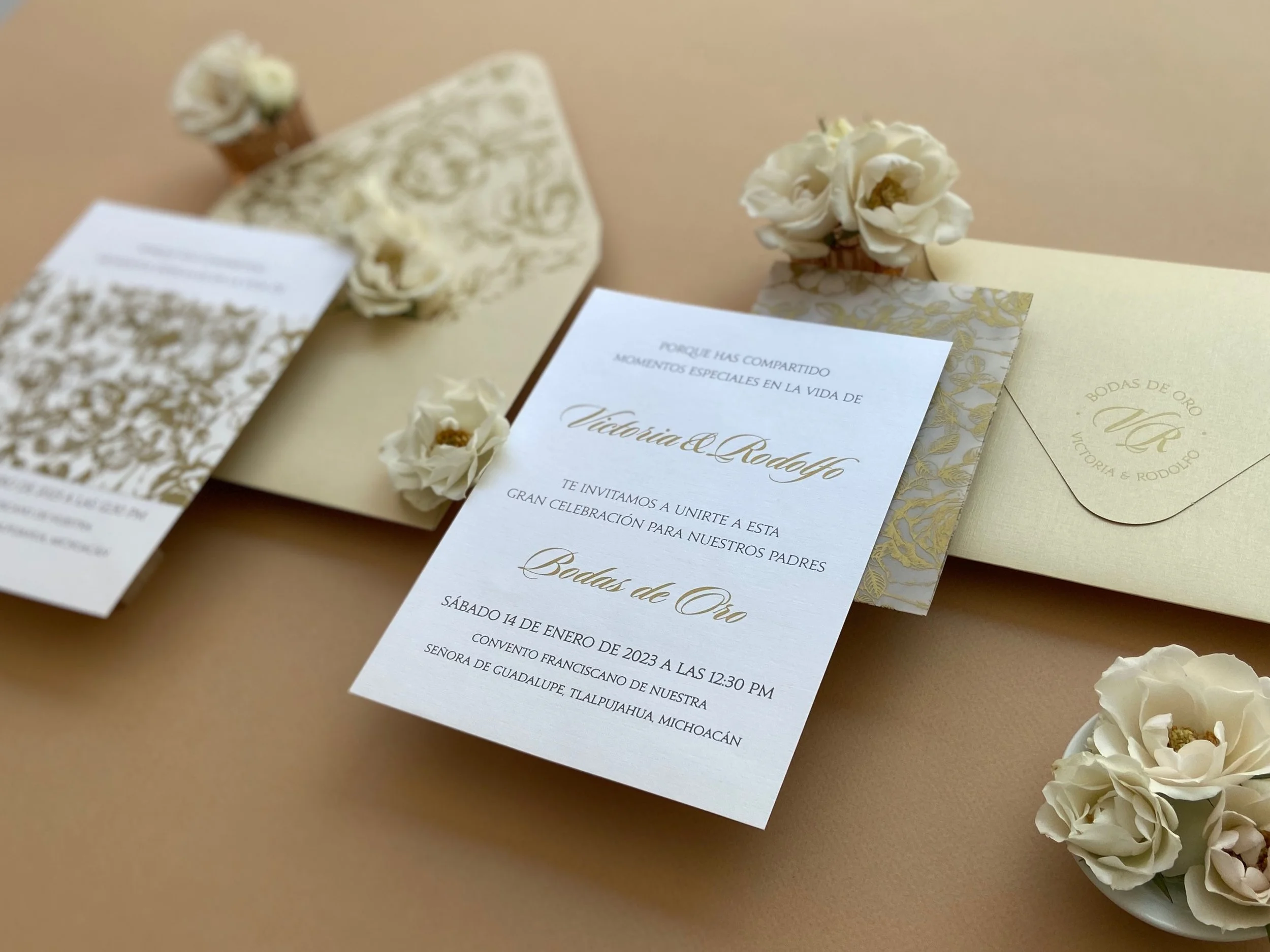 Invitaciones premium para bodas y eventos. Refinado diseño personalizado y serigrafía premium en elegantes cartulinas de lujo.
Sello de lacre, Grabado en relieve, Letterpress, Caligrafía artesanal