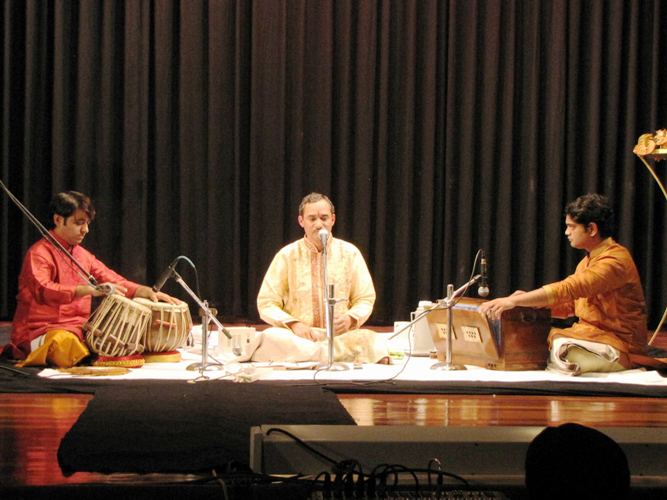 Chandrashekhar Vaze with the musicians.jpg