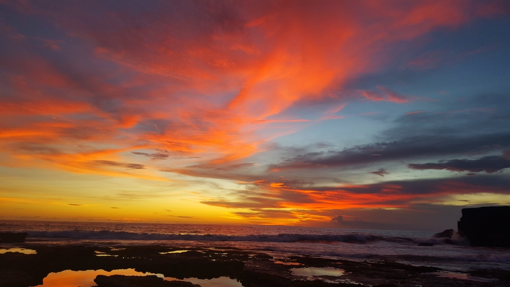 stunning tanah lot sunset.jpg