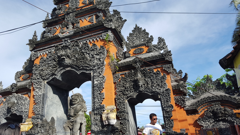 tanah lot front gate.jpg