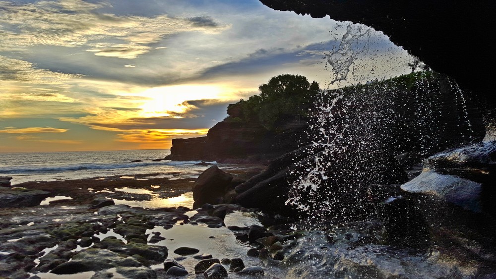 tanah lot waterfall.jpg