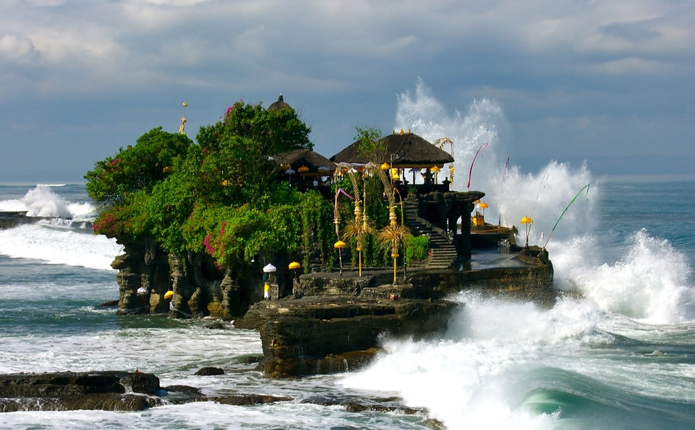 tanah lot waves.jpg