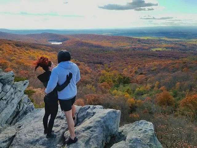 So #grateful to live in such a beautiful place. This incredible view is only an hour drive from our home! I love the vibrant fall colors ššš #annapolisrock #appalachiantrail #nature #determination #maryland #usa #enjoythejourney #trailrunning #hiking #fightdepression #beauty #autumn #gratitude #hardwork #getoutside #mentalhealth #getoutdoors #antianxiety #healthy #nevergiveup #adventure