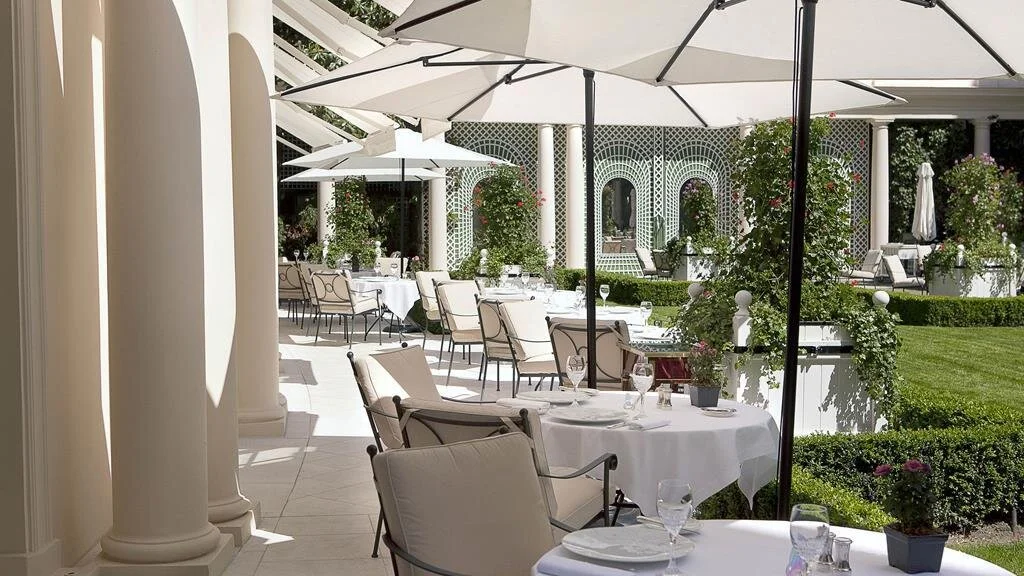 le-bristol-hotel-paris-tables-garden.jpg