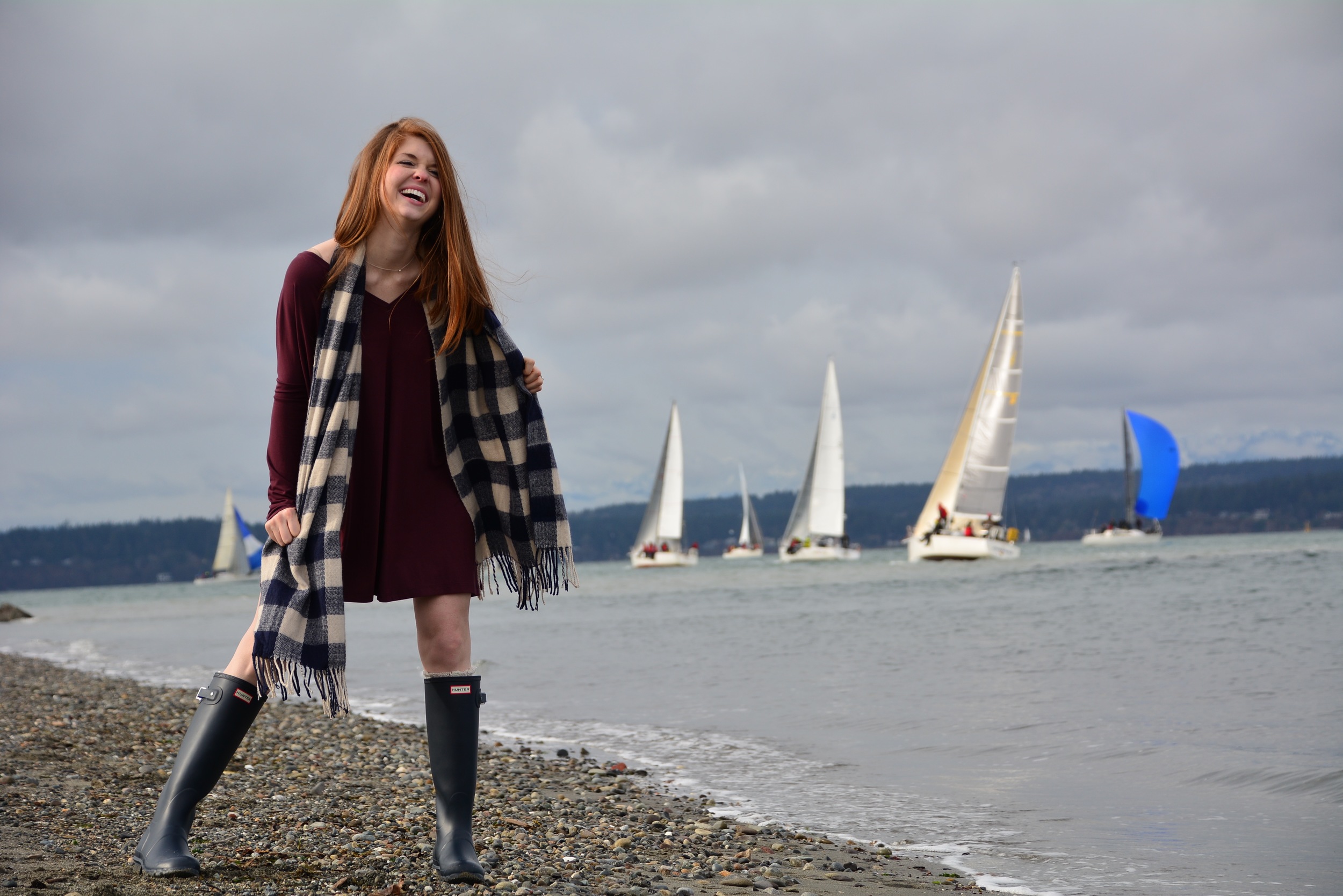 tall navy hunter rain boots, piko tunic, gingham scarf, seattle, discovery park, pnw, heidi lockhart somes photography