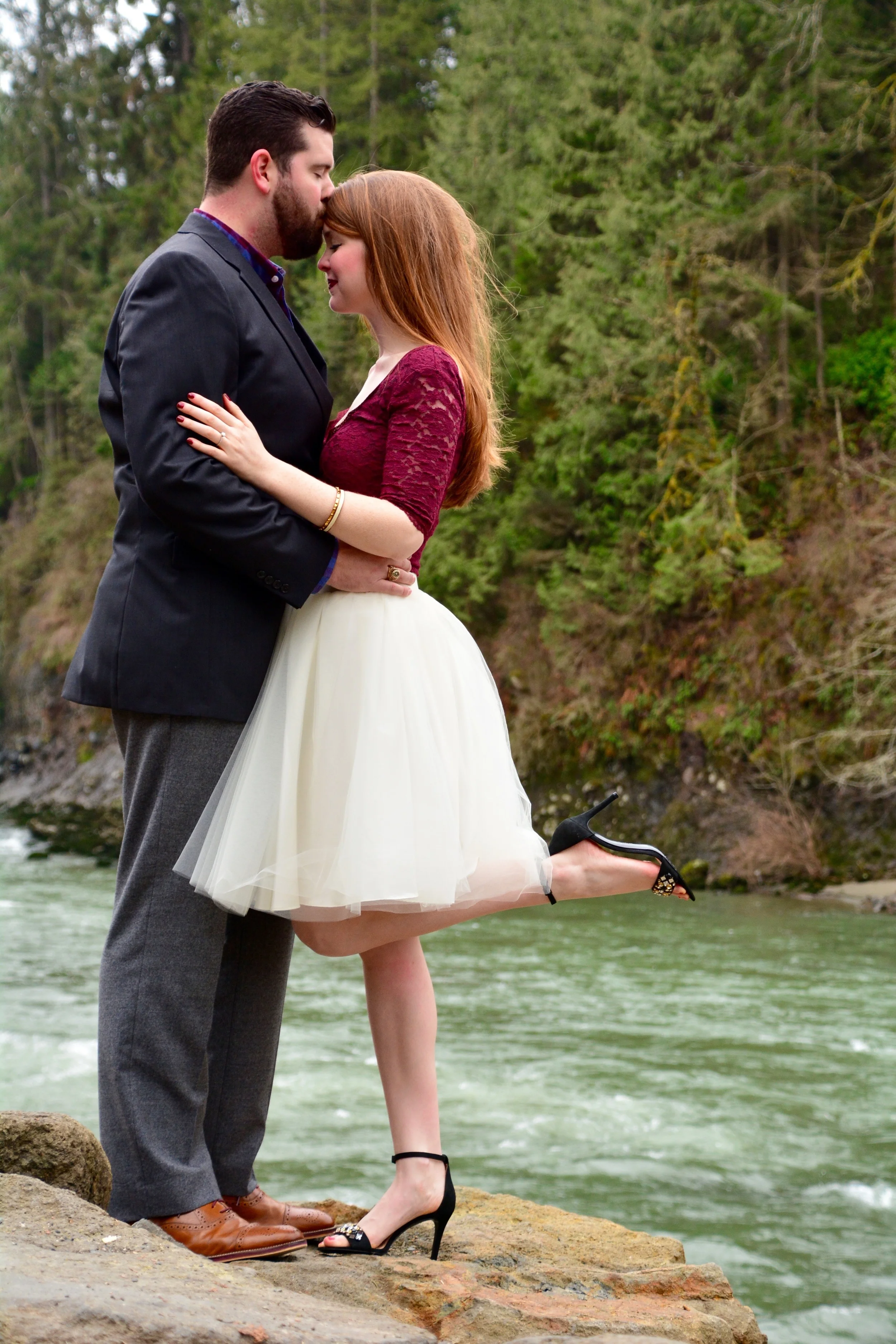 heidi lockhart somes photography, bliss tulle skirt, engagement pictures, tips,  kimchi maroon lace crop top, tory burch elana heels, snoqualmie falls