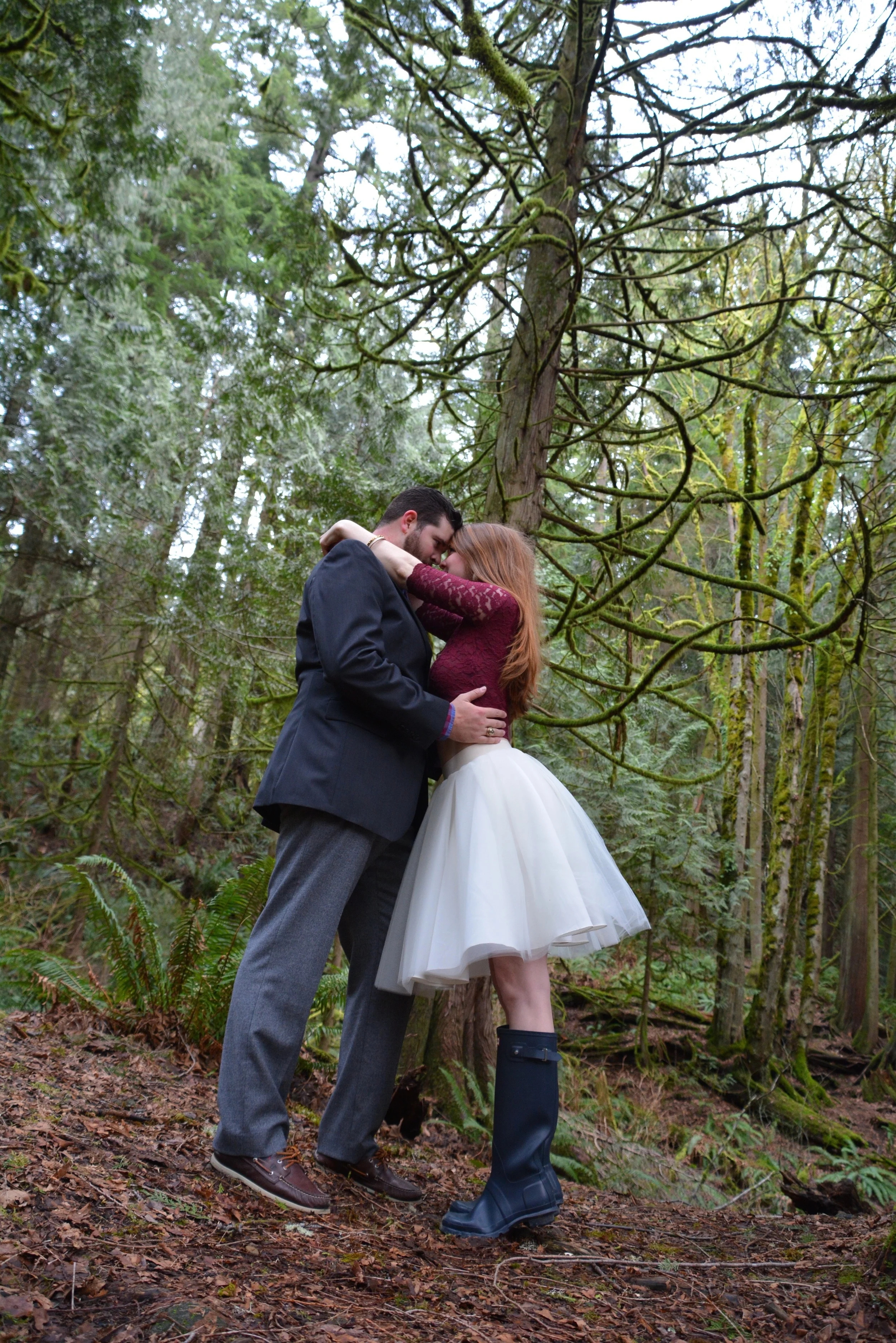heidi lockhart somes photography, bliss tulle skirt, engagement pictures, tips,  kimchi maroon lace crop top, tory burch elana heels, snoqualmie falls