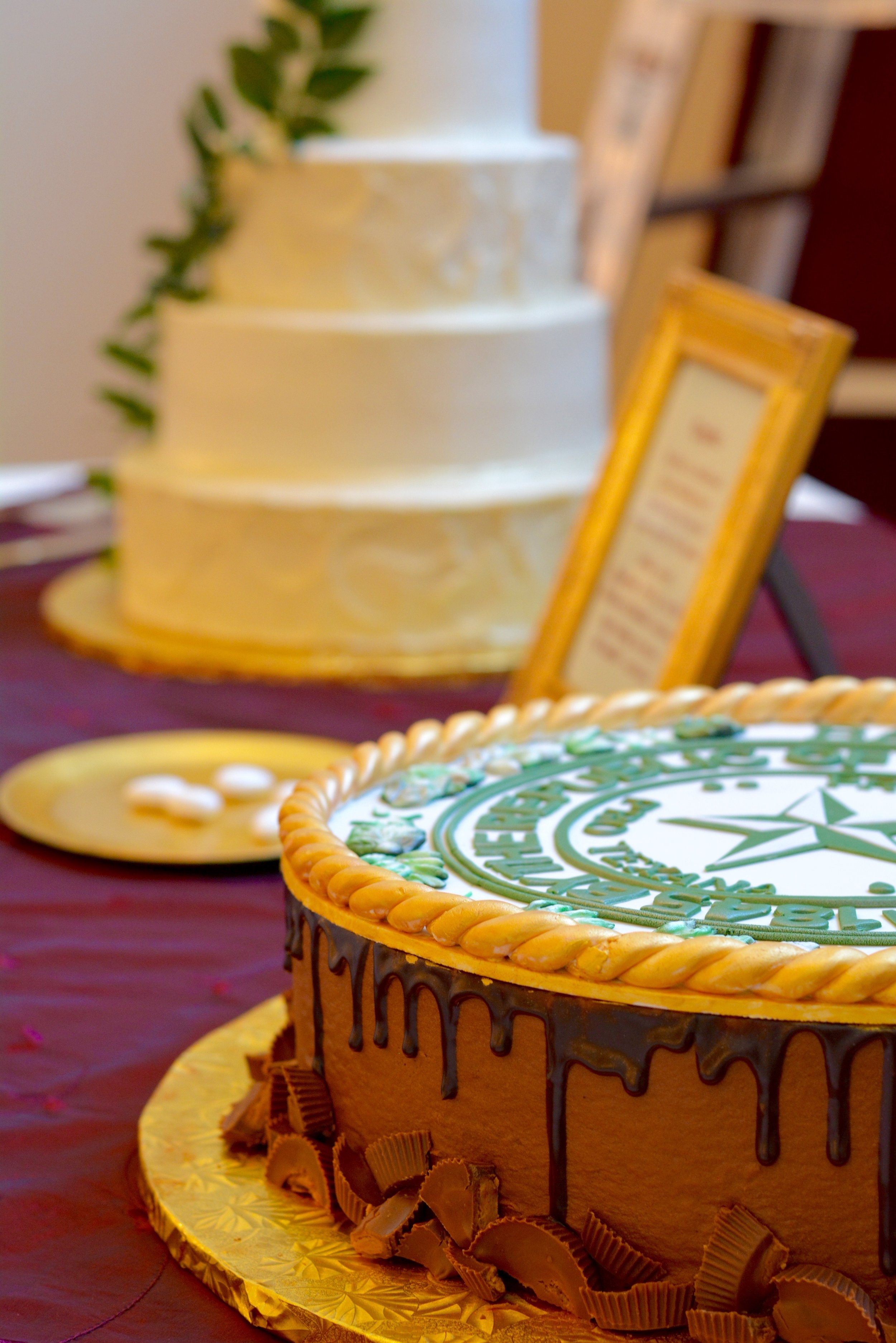 dallas wedding cake bakeries, annie's culinary creations, wedding cakes, baylor grooms cake, baylor seal cake, chocolate peanut butter cake, champange cake, gold and white cake with greenery, bakery in dallas, heidi lockhart somes photography, greek…