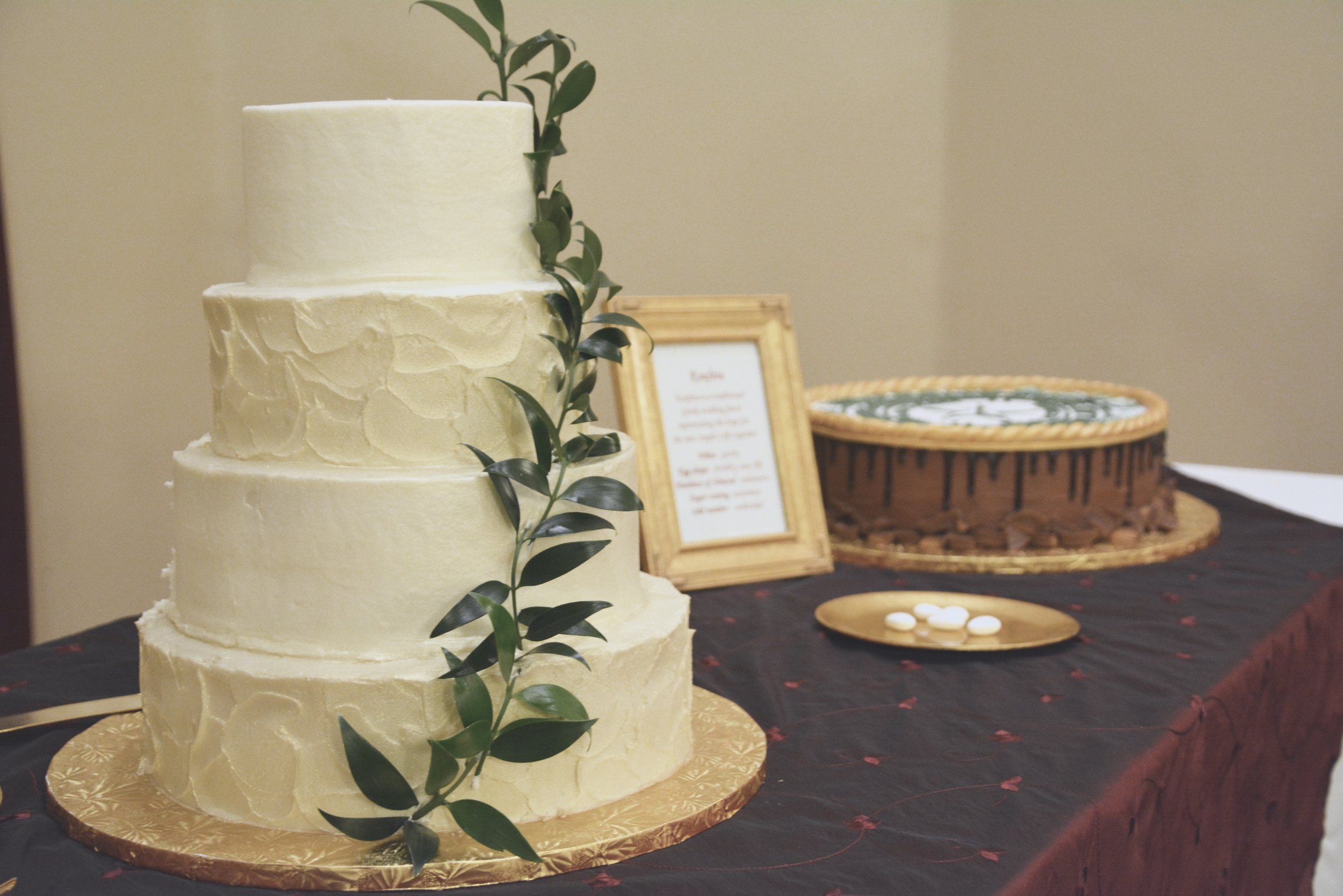 dallas wedding cake bakeries, annie's culinary creations, wedding cakes, baylor grooms cake, baylor seal cake, chocolate peanut butter cake, champange cake, gold and white cake with greenery, bakery in dallas, heidi lockhart somes photography, greek…
