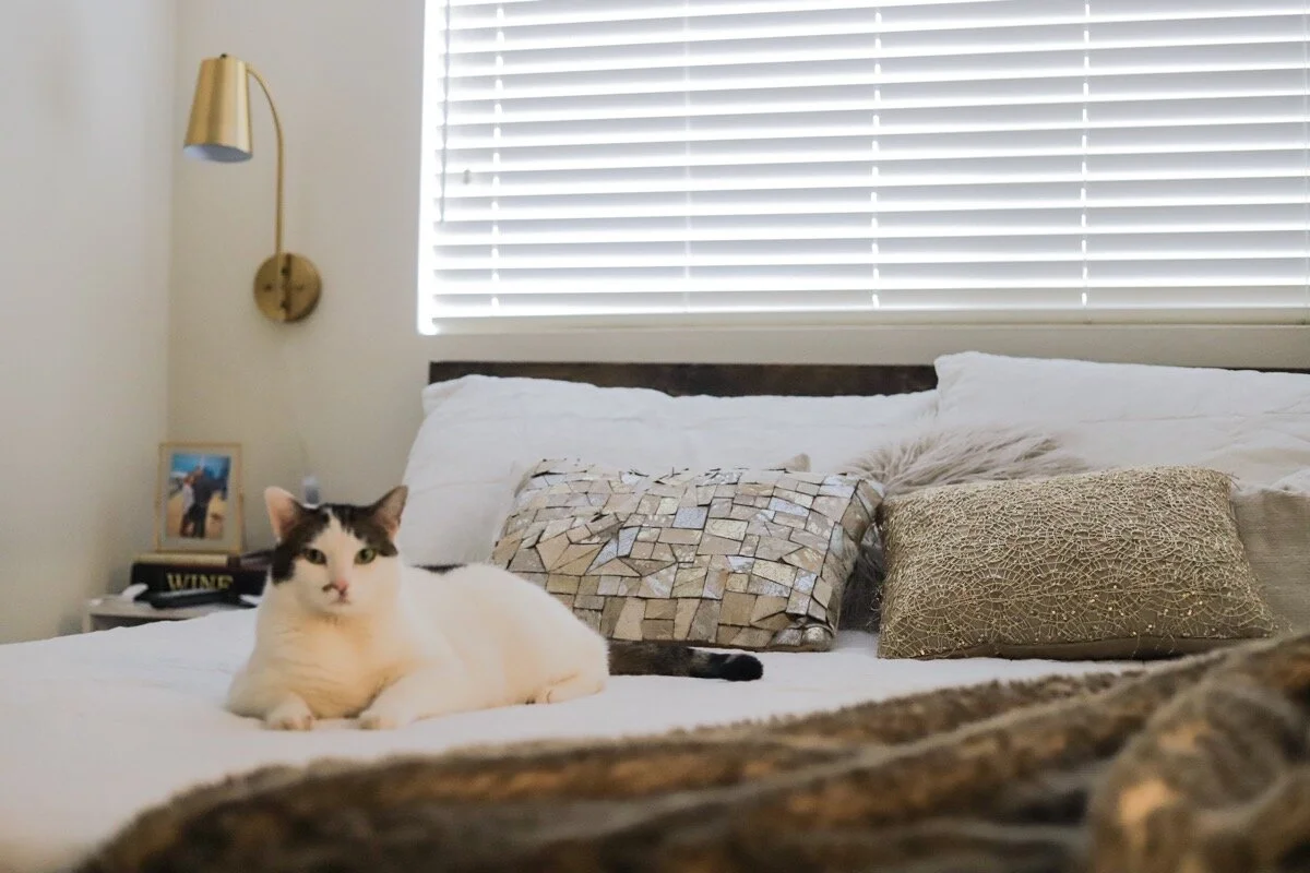 How to Keep Your White Bedspread Clean