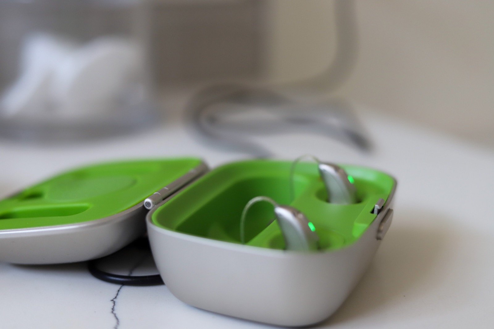 Phonak Audéo™ Paradise Hearing Aid Review, lments of style, la blogger, is a hearing aid worth the money, over the ear hearing aid