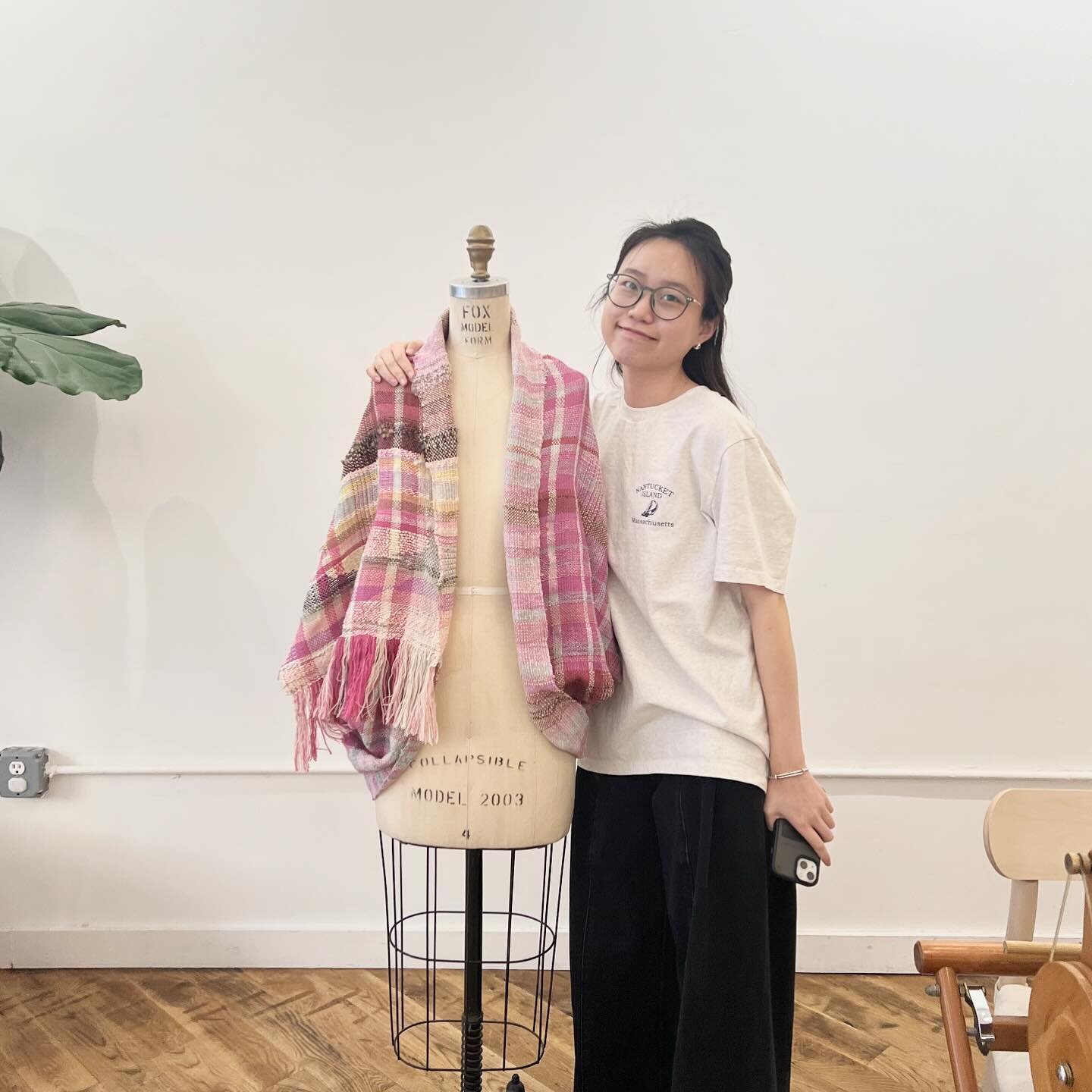 Her light merino and cotton shrug were in time for the spring season! The soft texture feels perfectly match her style! At the beginning of weaving, she seemed difficult for choosing the weft colors, but once it was sewn together, it all came beautif