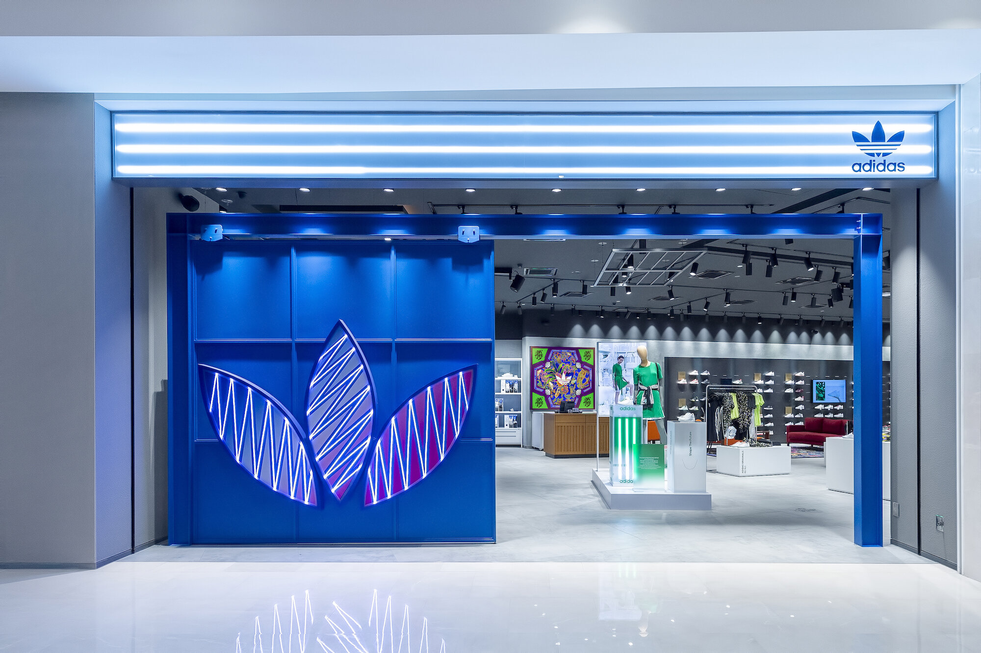 En expansión Para buscar refugio Interactuar Mad Hat Asia - adidas Malaysia's Largest Fashion Storefront Opens in  Pavilion KL