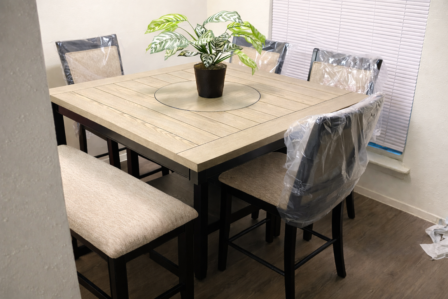 delivery tabel 4 chairs and bench.png