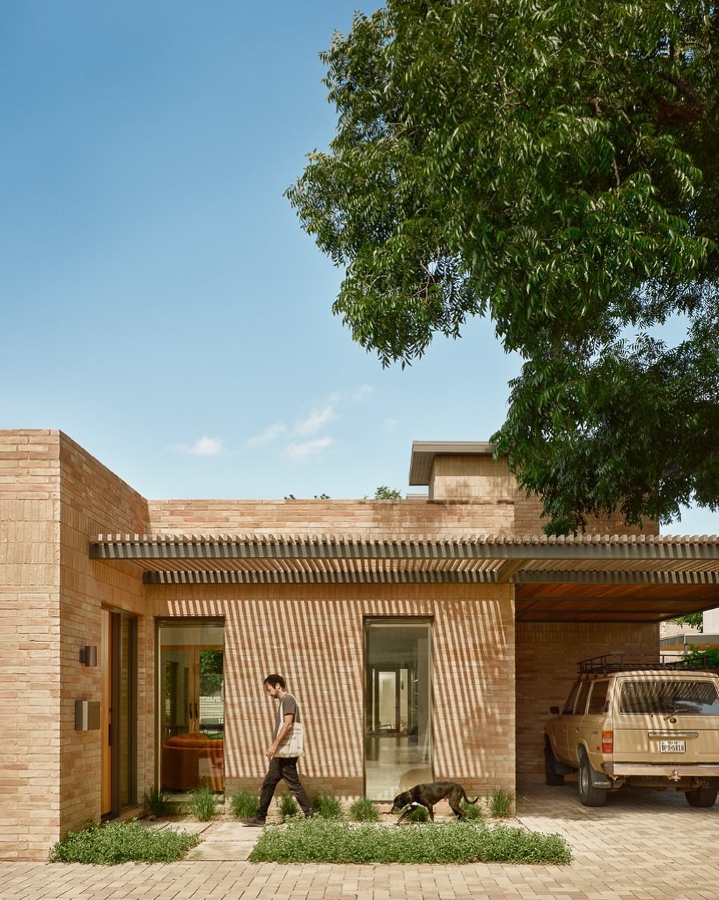 Summer is here in Texas and shade is everything! We especially love when shade also makes pretty shadows like this trellis at our #angelinastproj 😍 Designed in conjunction with @fortstructures, fabricated by @steelhousemfg, gc: #miarsconstruction, l