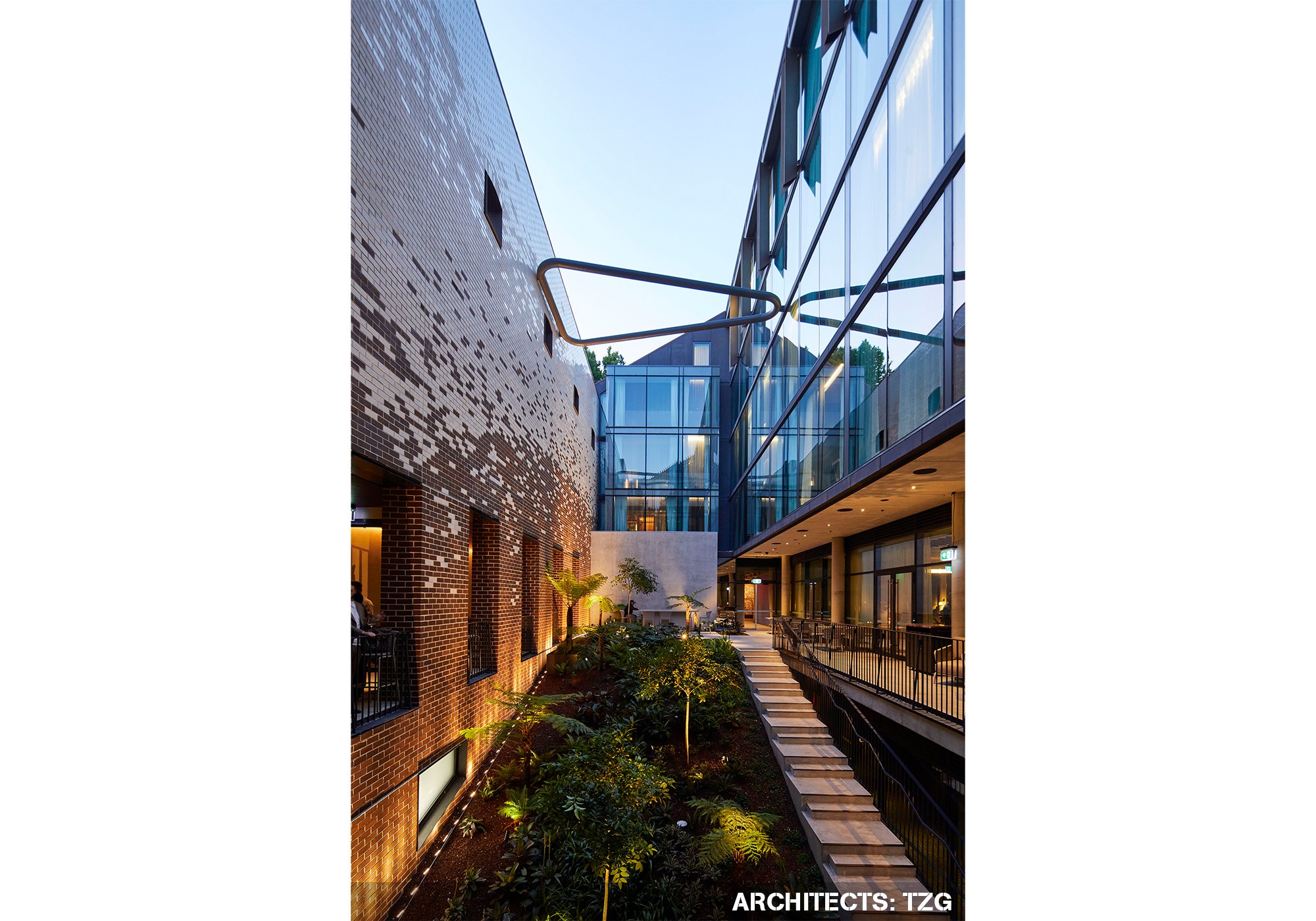 25hrs P Carousel015_1.jpg