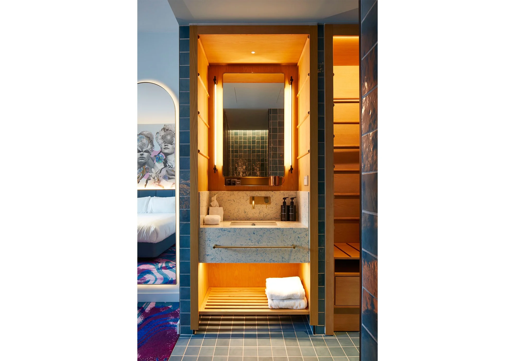 25hrs G Carousel017_1.jpg